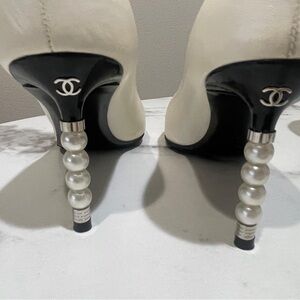 CHANEL Women's Black and Cream Pearl Heel Shoes